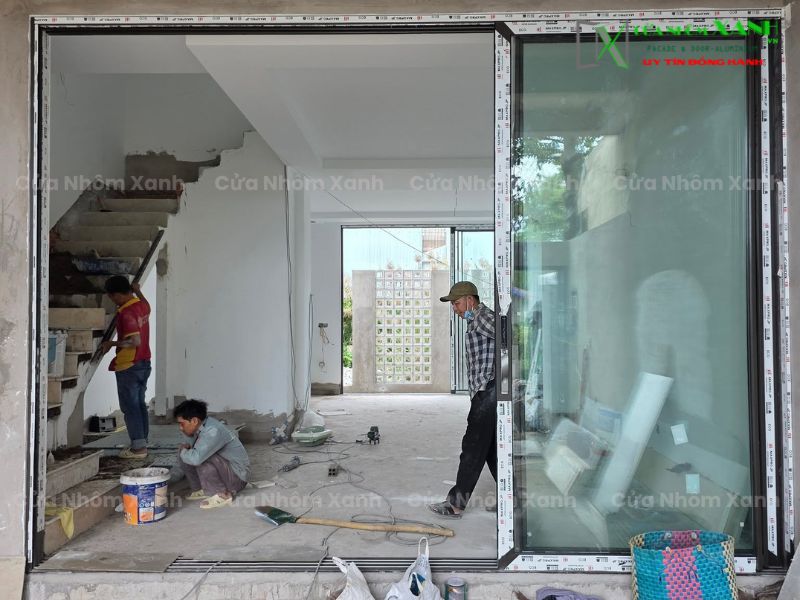 Cửa Nhôm Xanh còn cung cấp các hạng mục như cửa kính – vách kính