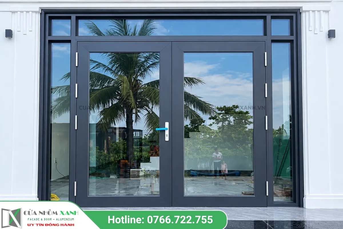 Cửa đi Mở Quay 2 Cánh Kết Hợp Vách Kính Cố định Hai Bên