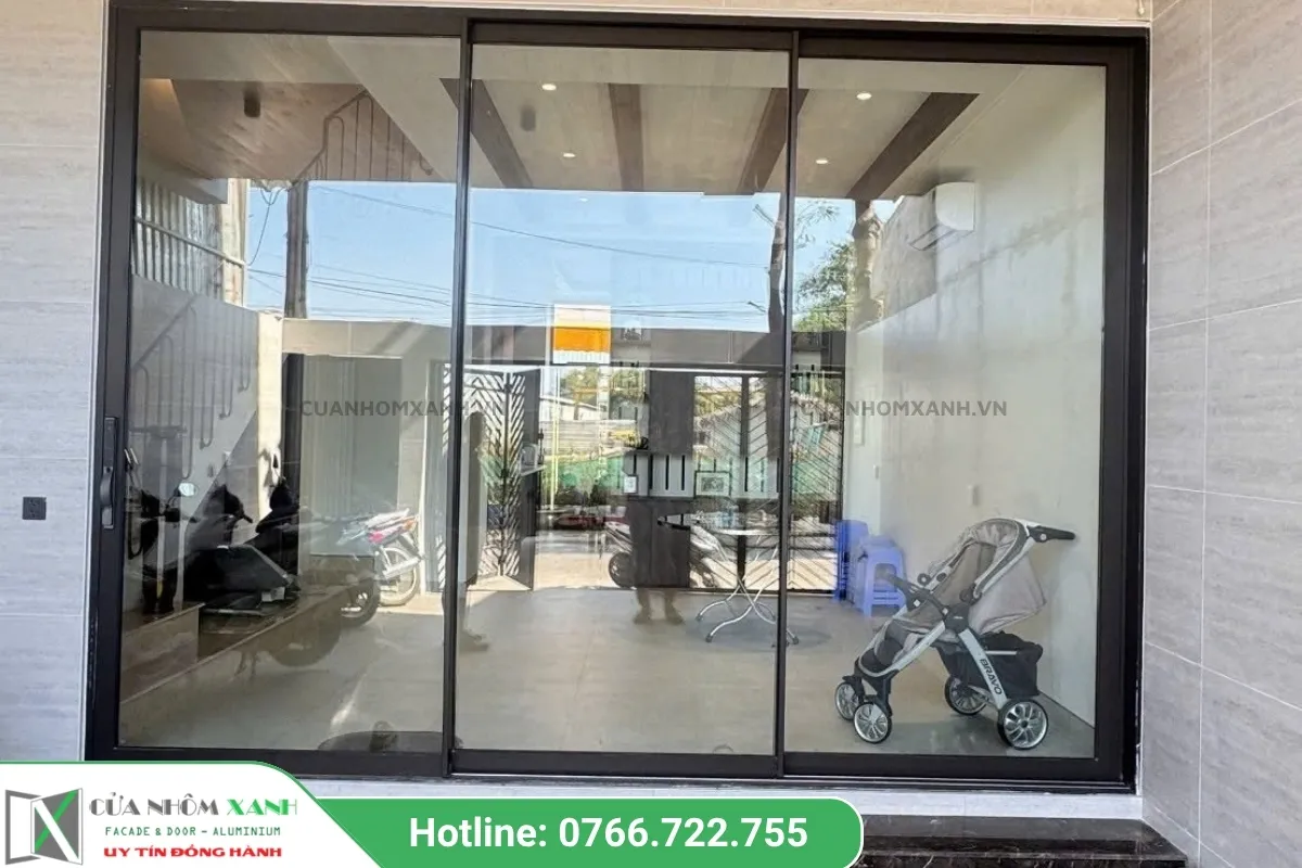 Cửa Lùa Nhôm Maxpro đang Lắp đặt Tại Công Trình