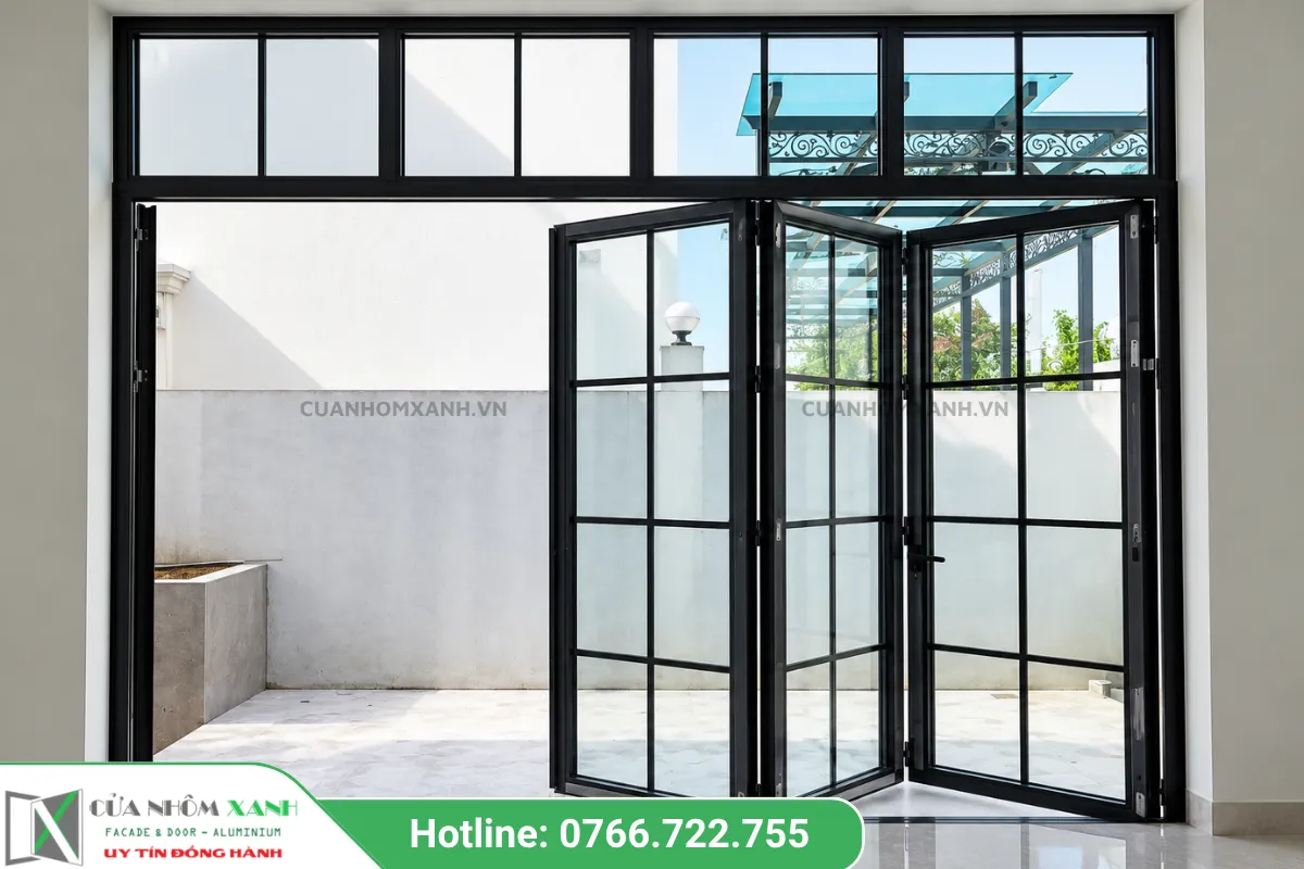 Cửa Nhôm Kính Xếp Trượt đen Chia ô Phong Cách Hiện đại Cho Nhà Phố
