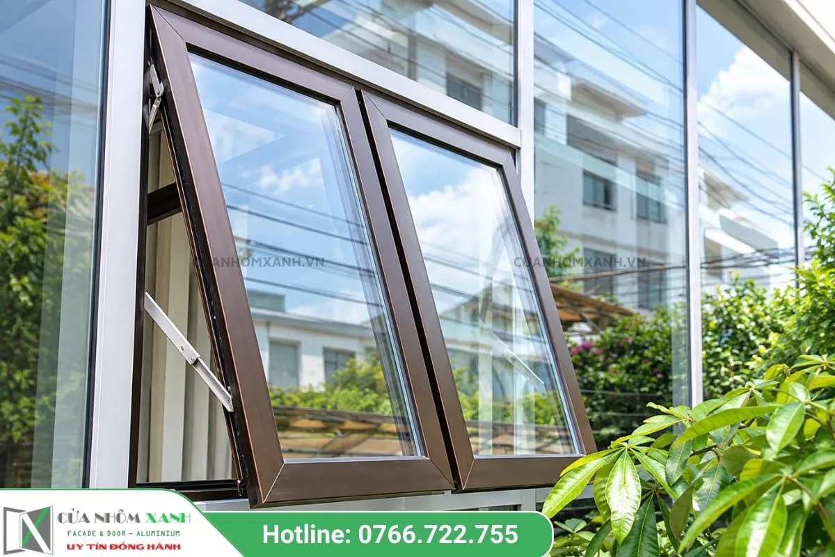 Cửa Sổ Mở Hất 2 Cánh Khung Màu đồng, Lắp đặt Trên Vách Kính Lớn Của Văn Phòng