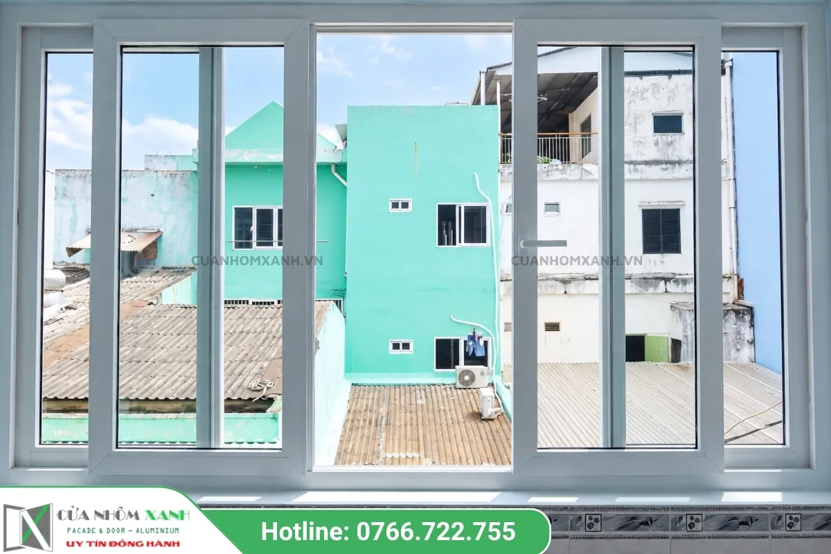 Cửa Sổ Mở Trượt Nhôm Kính Hệ Trắng Lắp đặt Tại Công Trình Nhìn Ra Không Gian Nhà Lân Cận