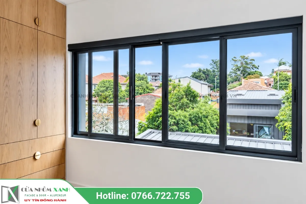 Cửa Sổ Mở Trượt Nhôm Kính Màu đen Hiện đại Nhìn Ra Khung Cảnh Cây Xanh Và Mái Nhà