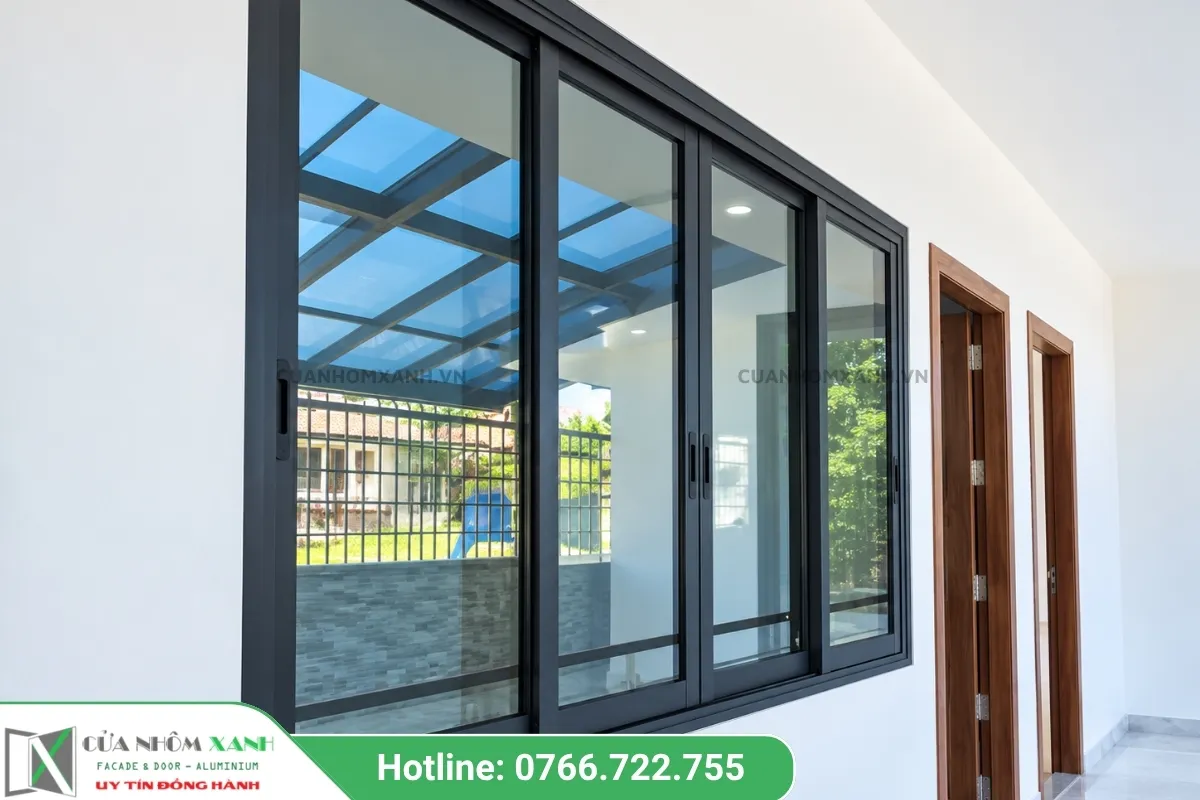 Cửa Sổ Mở Trượt Nhôm Kính Nhiều Cánh Hiện đại Nhìn Ra Khu Vực Hiên Nhà