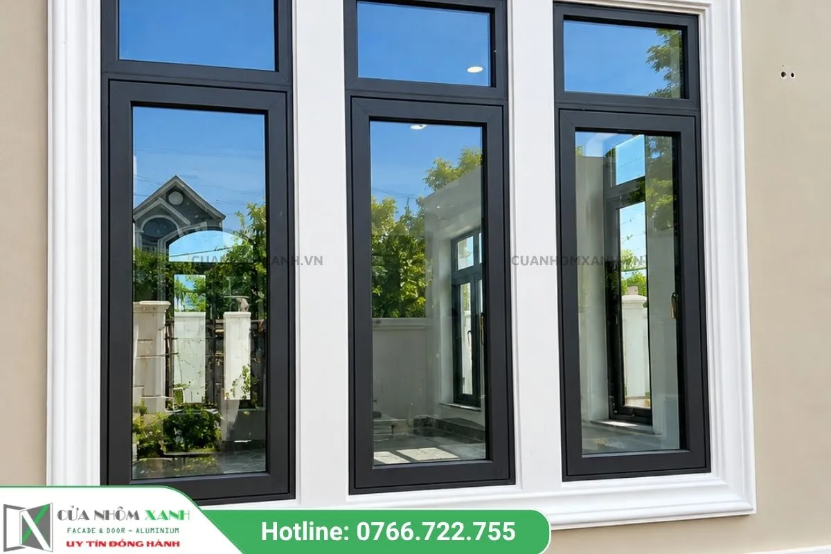 Hệ Thống Cửa Sổ Mở Hất 3 Cánh Khung Đen Hiện Đại