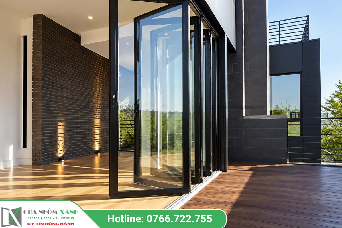 Hệ Cửa Xếp Trượt Nhôm Kính Khổ Lớn Hiện đại Mở Ra Hiên Nhà Lát Sàn Gỗ Ngoài Trời