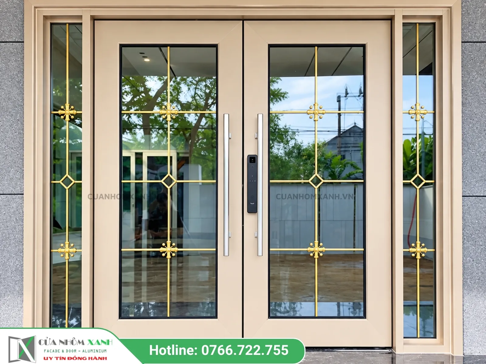 Mẫu Cửa Kính Thủy Lực Khung Nhôm Màu Sáng Kết Hợp Nan Đồng