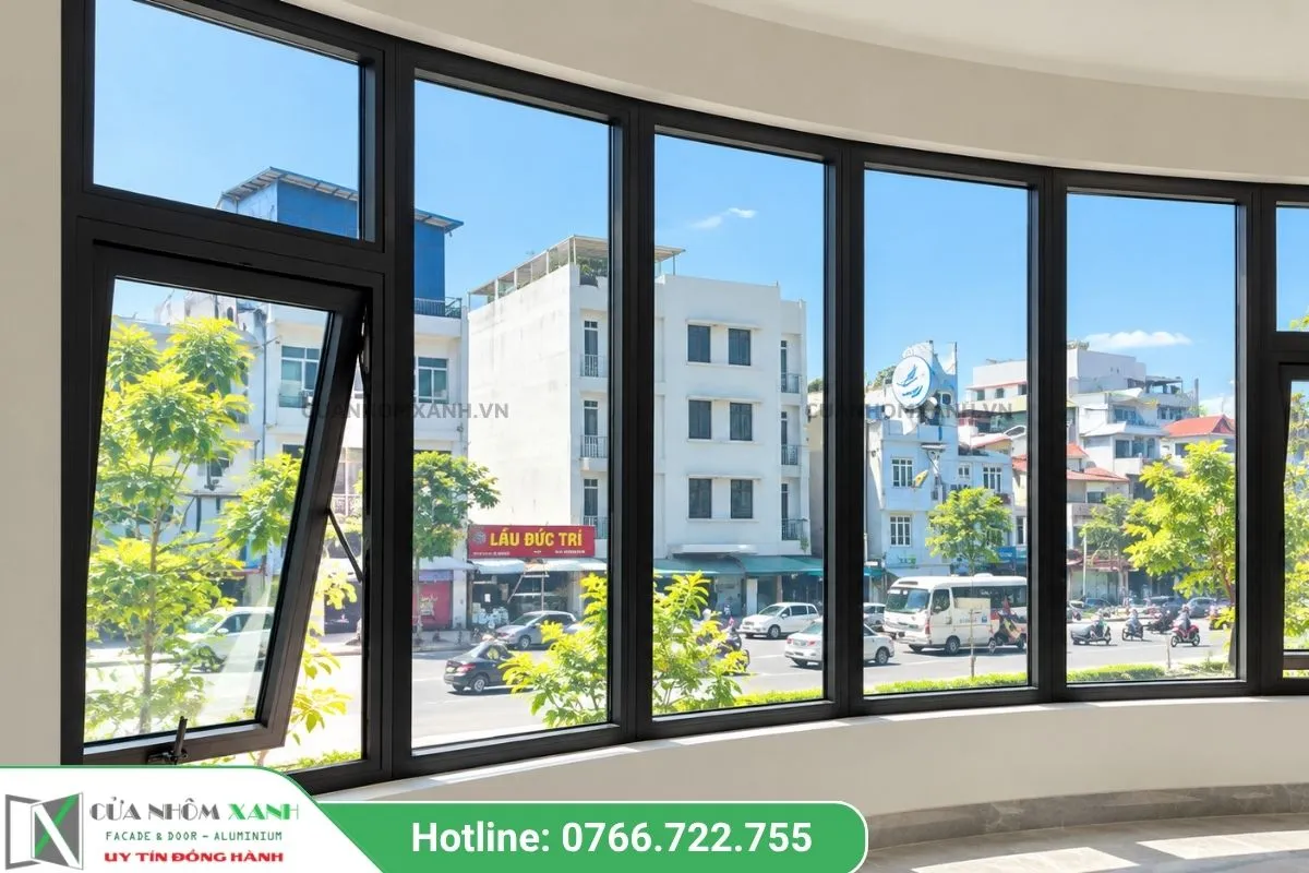 Mẫu Cửa Sổ Mở Hất Khung Nhôm Vách Kính Cong Sang Trọng