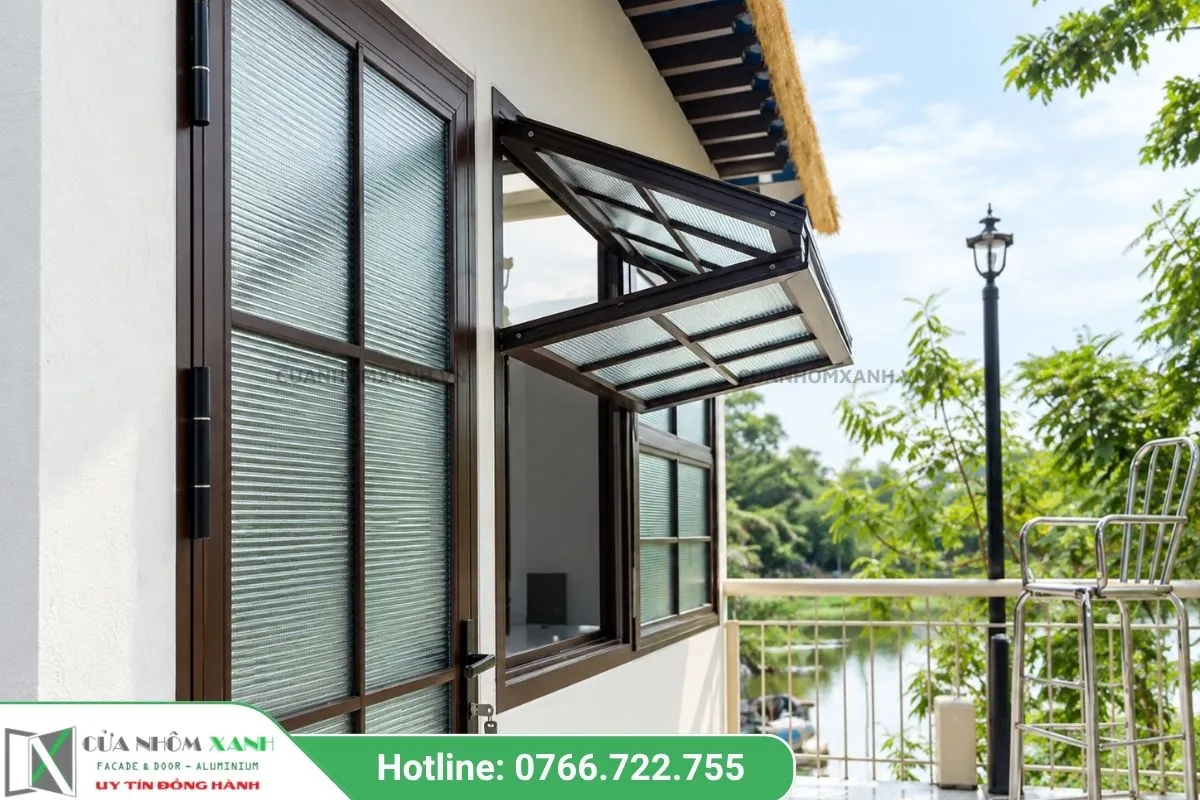 Mẫu Cửa Sổ Mở Hất Kính Sọc Kết Hợp Cửa Ra Vào