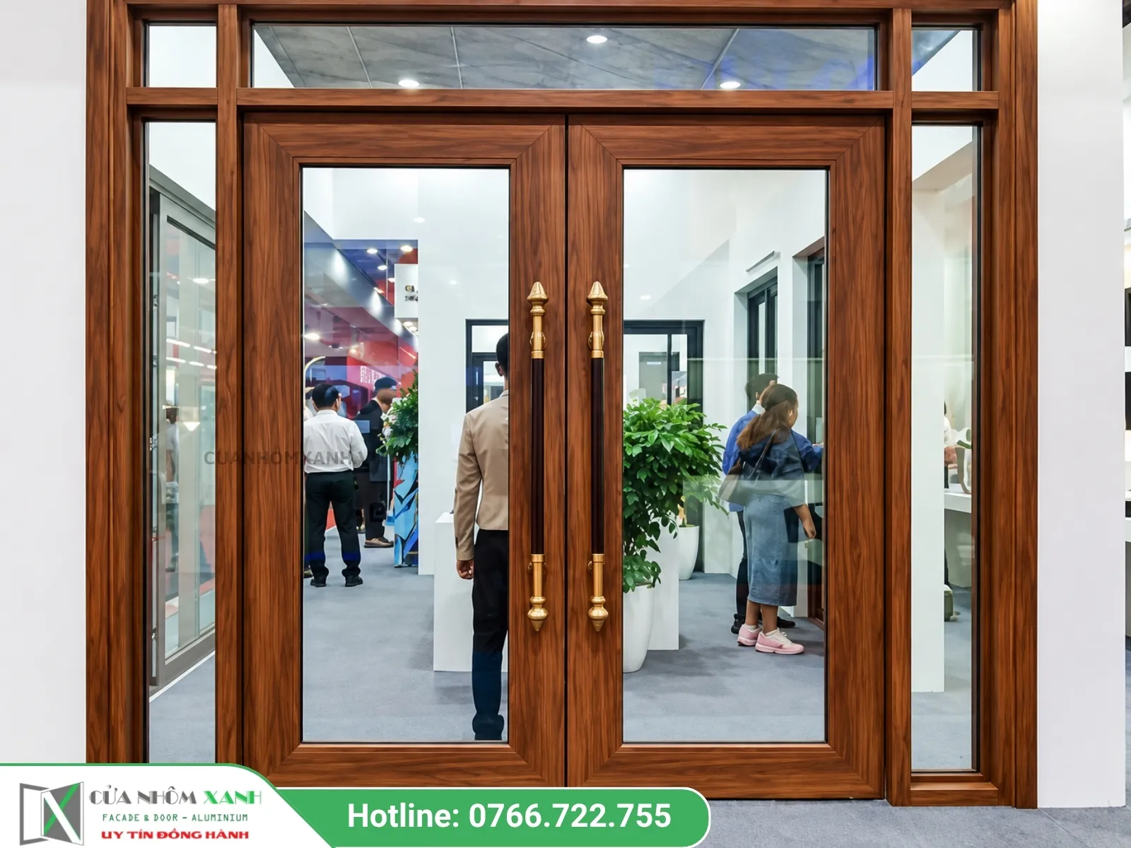 Mẫu Cửa Thủy Lực Khung Nhôm Vân Gỗ Tay Nắm Đôi Hiện Đại