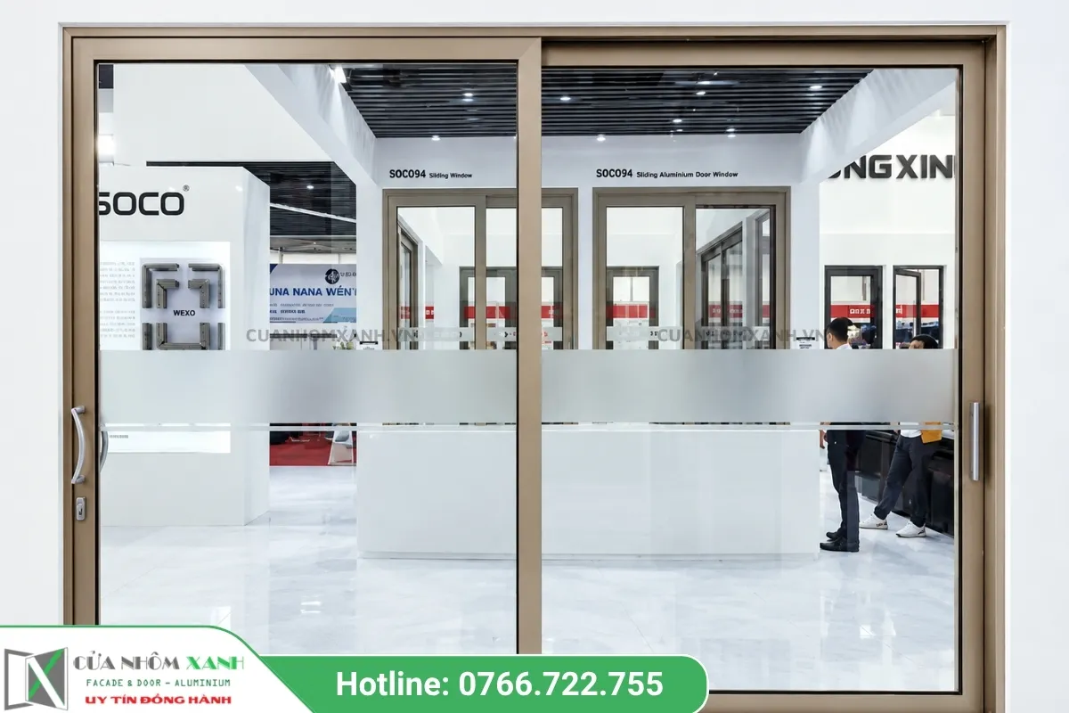 Mẫu Cửa Lùa Nhôm Kính Màu Vân Gỗ Kết Hợp Kính Mờ Trang Trí Sang Trọng