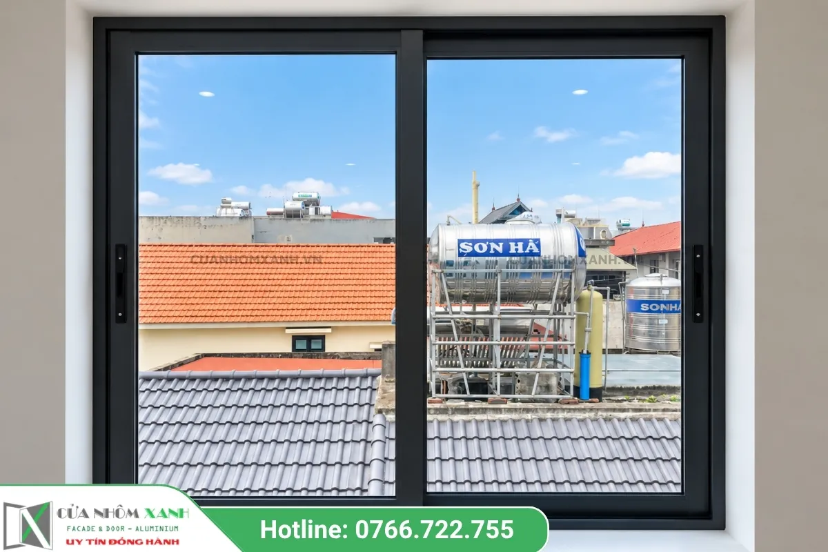 Mẫu Cửa Sổ Mở Trượt Nhôm Kính 2 Cánh Màu đen Nhìn Ra Khu Vực đô Thị Phía Xa