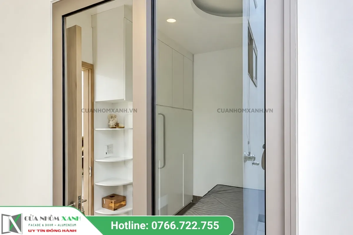 Mẫu Cửa Sổ Mở Trượt Nhôm Kính Màu đen Khổ Lớn Hướng Ra Cảnh Quan Thành Phố Biển