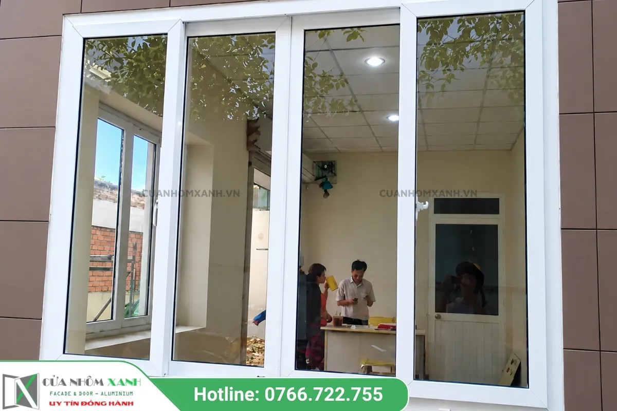 Mẫu Cửa Sổ Mở Trượt Nhôm Kính Màu Trắng Lớn Lắp đặt Tại Công Trình