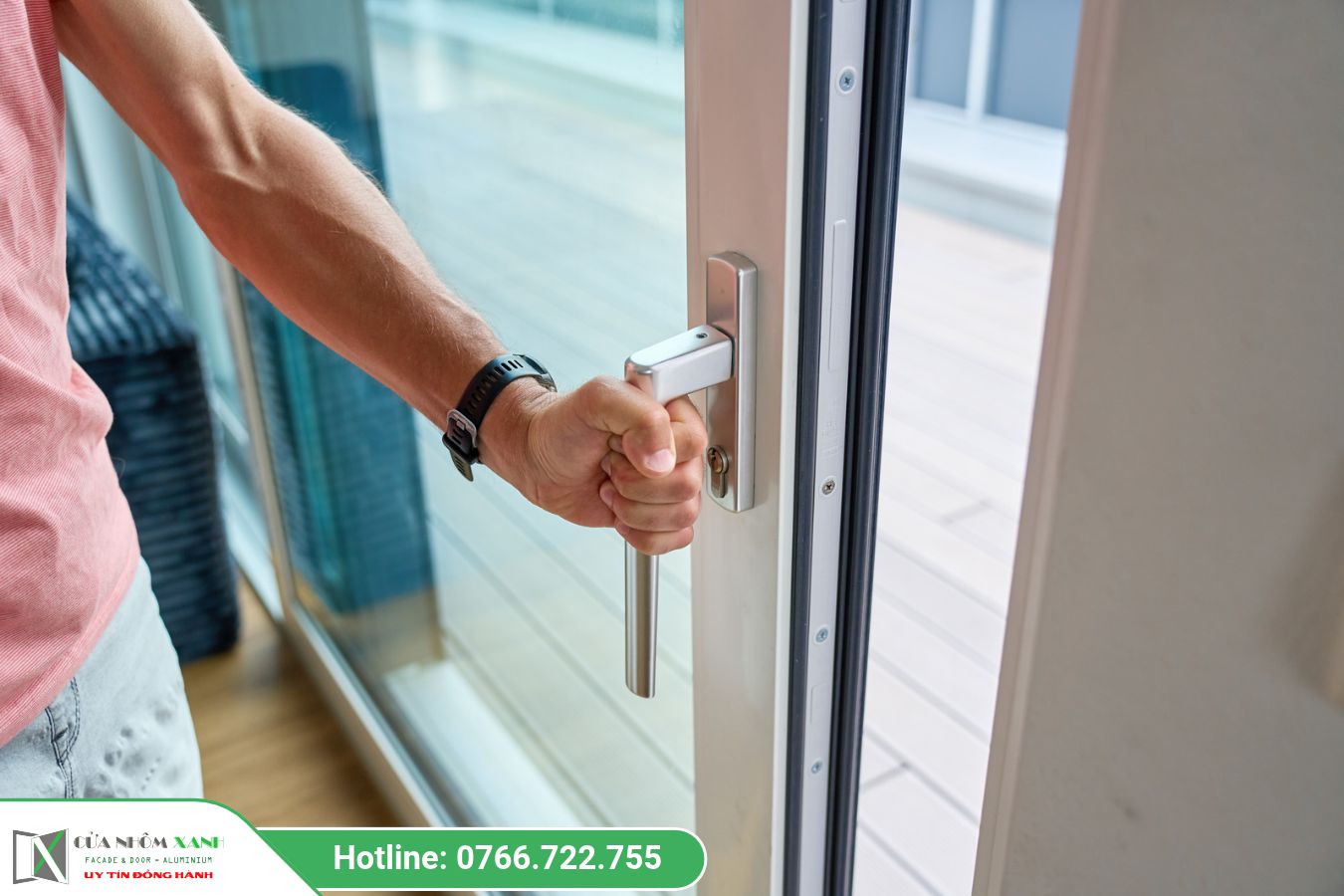 Nên Kiểm Tra Cả Các Phụ Kiện đi Kèm Với Hệ Cửa