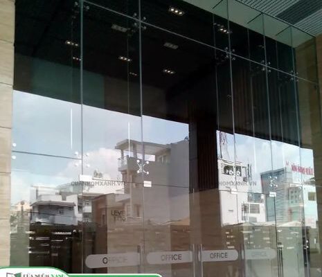 Công Trình Mặt Dựng Kính Spider được Thi Công Bởi Cửa Nhôm Xanh, Gồm Mặt Ngoài Tòa Nhà Và Các Chi Tiết Kính Bên Trong