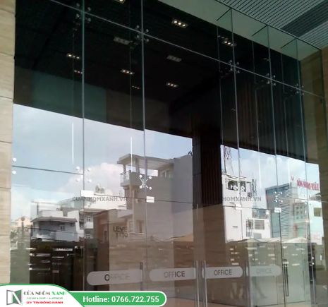 Công Trình Mặt Dựng Kính Spider được Thi Công Bởi Cửa Nhôm Xanh, Gồm Mặt Ngoài Tòa Nhà Và Các Chi Tiết Kính Bên Trong