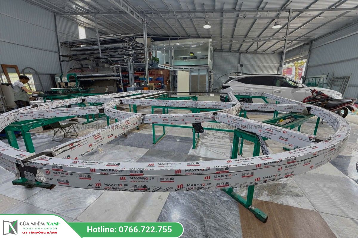 Cửa Nhôm Xanh Trực Tiếp Sản Xuất Sản Phẩm Cửa Nhôm Maxpro Uốn Vòm Tại Xưởng