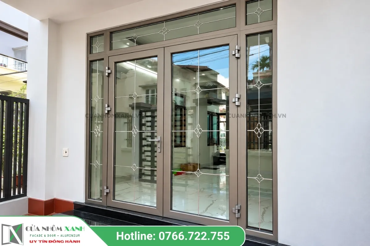 Cửa đi Mở Quay 2 Cánh Kết Hợp Kính Trang Trí Chia ô Và Vách Kính Cố định