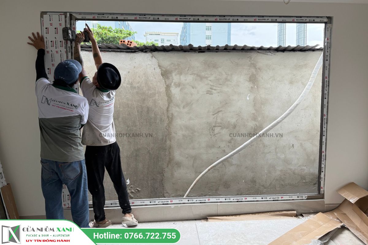 Nhân Viên Lắp Ráp Trực Tiếp Tại Công Trình