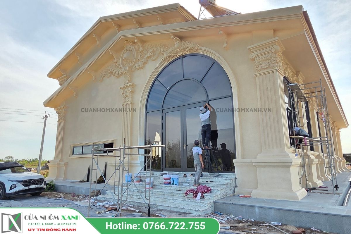 Công trình biệt thự hiện đại sử dụng hệ cửa nhôm kính màu đen kết hợp vách kính lớn và cửa mở quay.