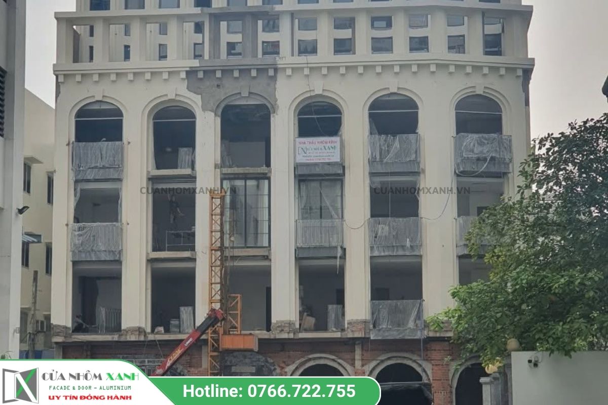 Hạng mục cửa nhôm kính uốn vòm tại công trình nhà phố tân cổ điển đang trong giai đoạn thi công.