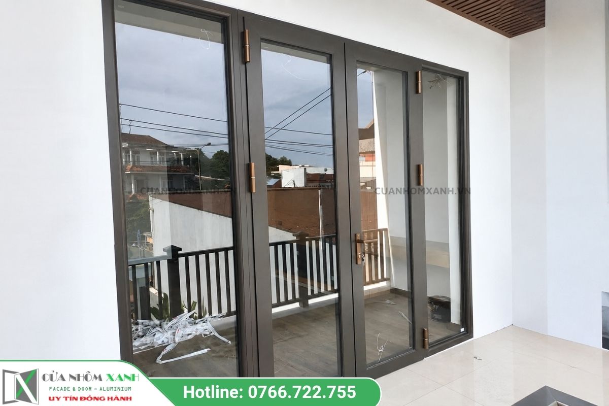 Cửa đi 4 cánh mở quay ra ban công nhà phố hiện đại