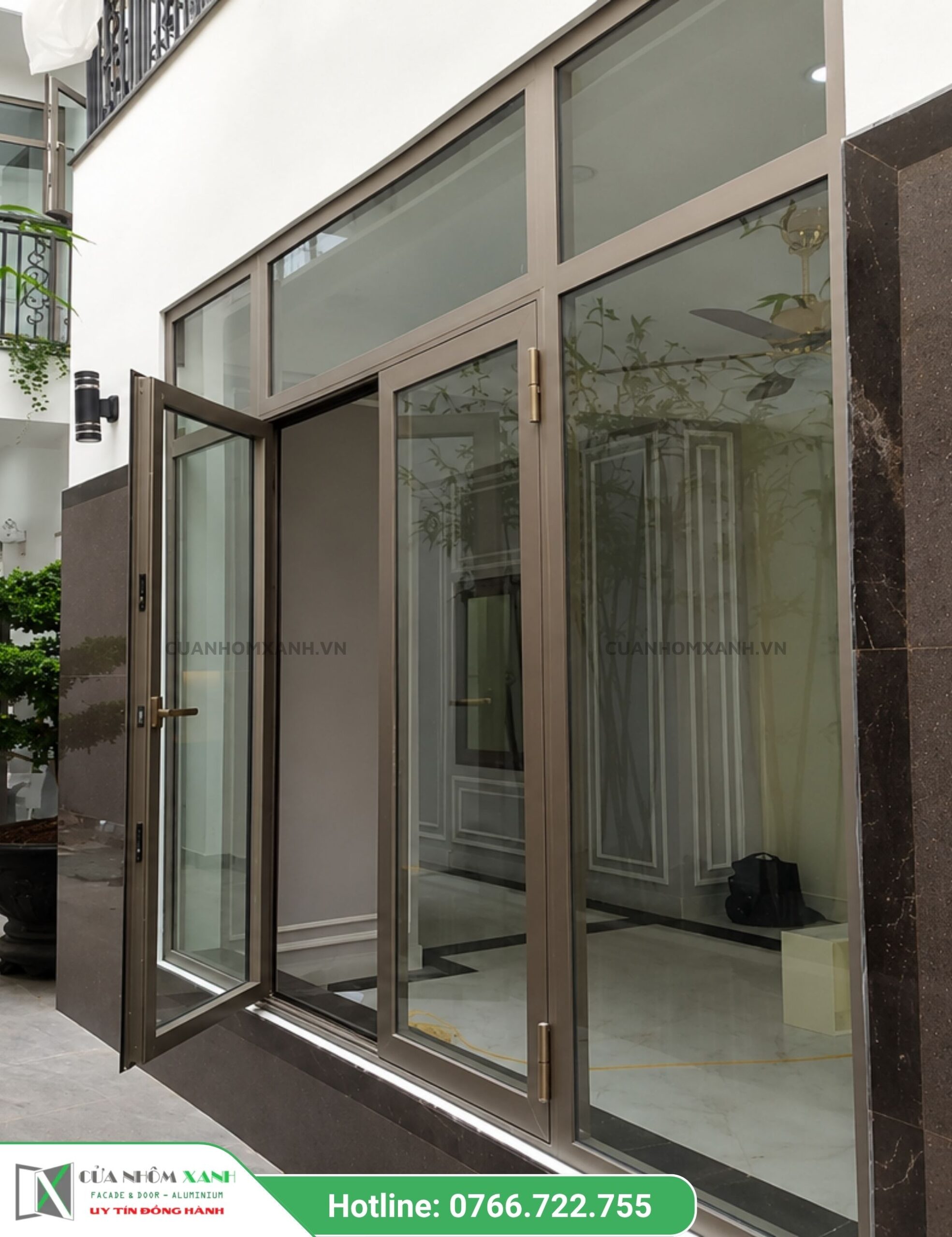 Cửa đi 4 cánh có nan kính trang trí màu vàng