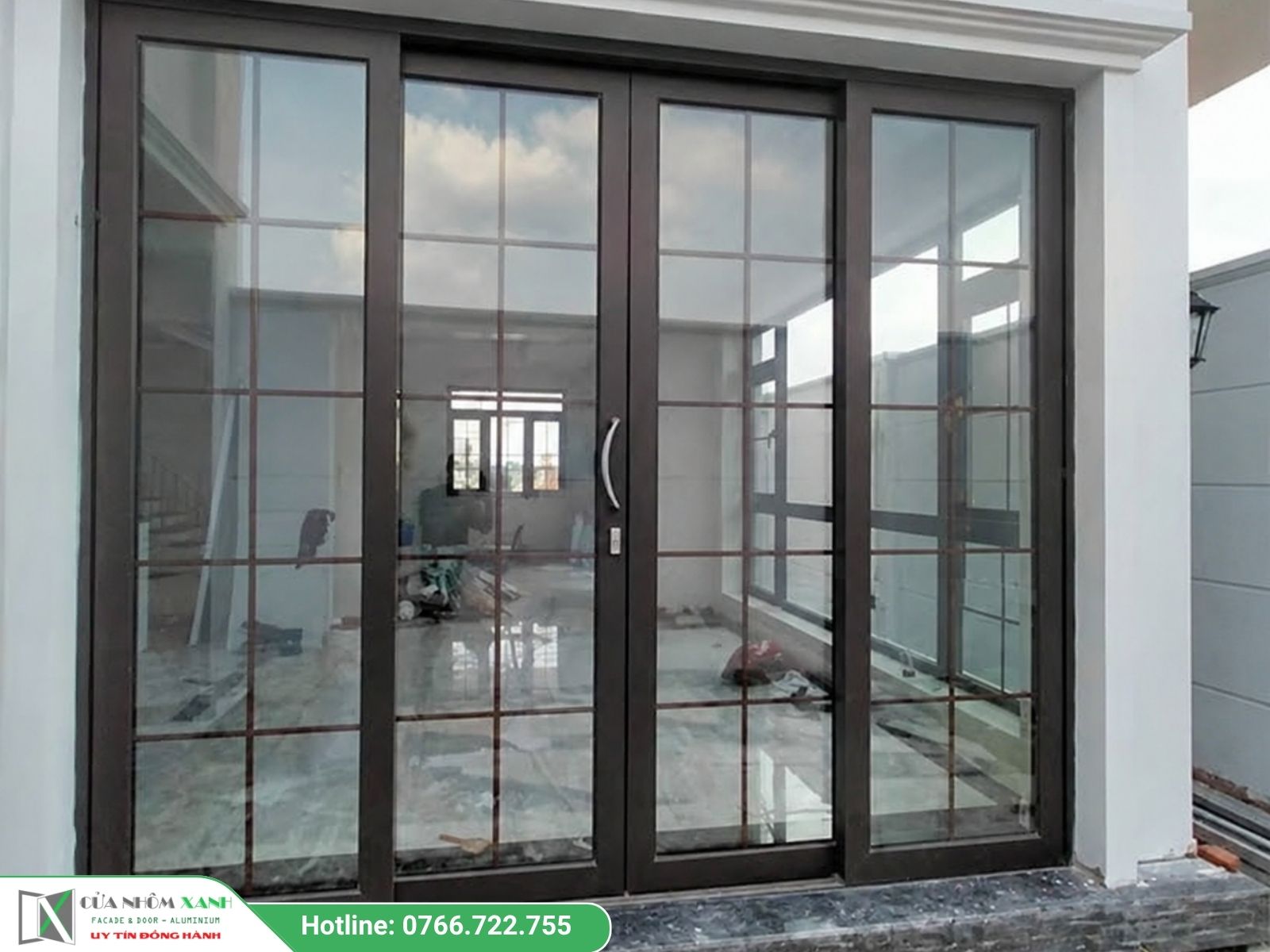 Cửa đi 4 cánh nhôm Maxpro nan chia ô kính phong cách hiện đại
