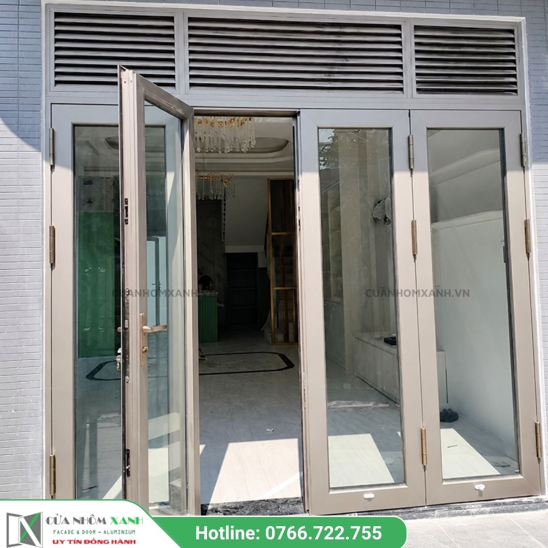 Cửa đi 4 cánh kết hợp ô thoáng phía trên cho nhà phố