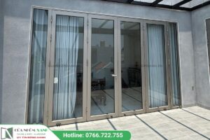 Góc nghiêng cửa đi nhôm kính kết hợp vách kính hai bên tại công trình thực tế