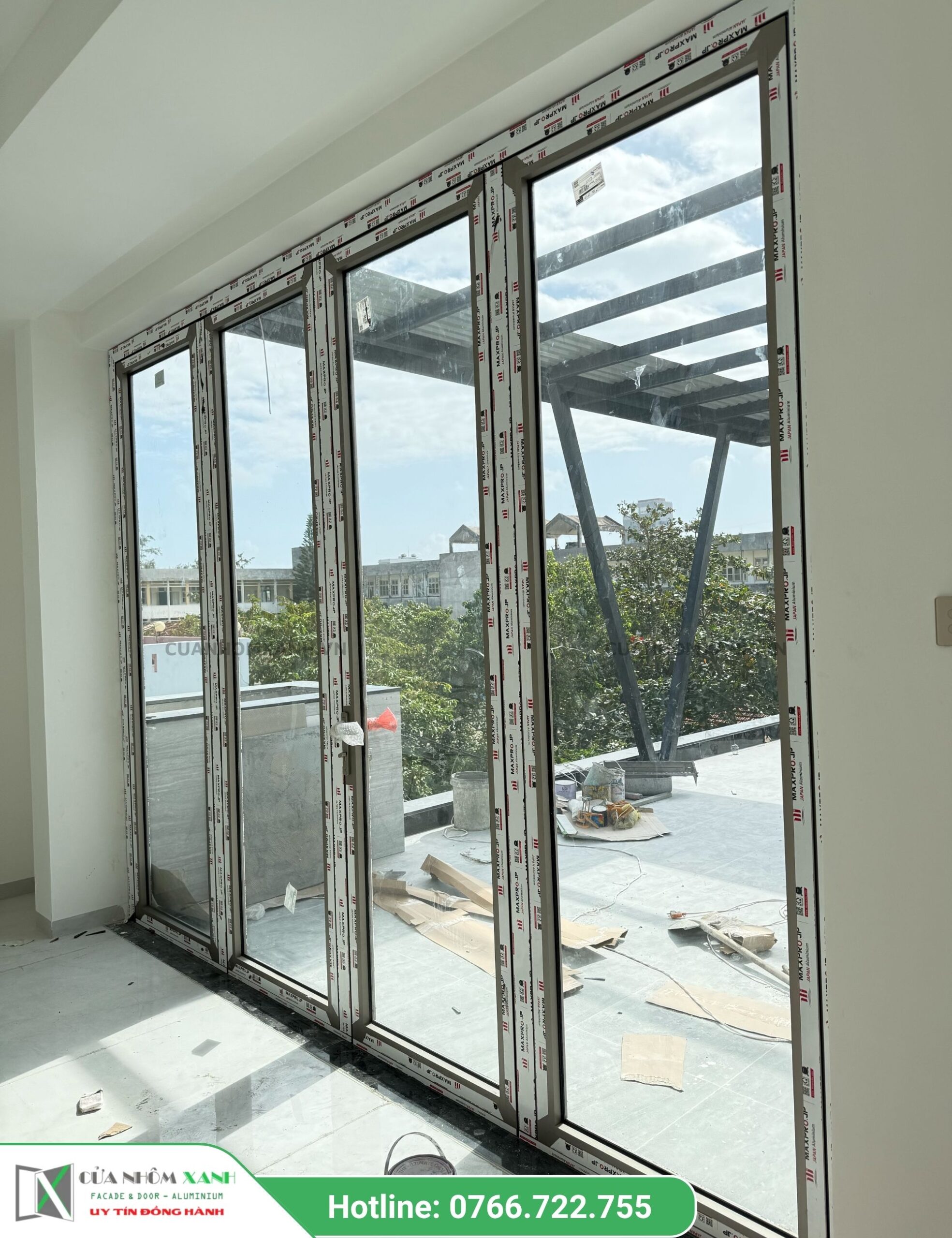 Mẫu cửa đi 4 cánh trang trí cho biệt thự