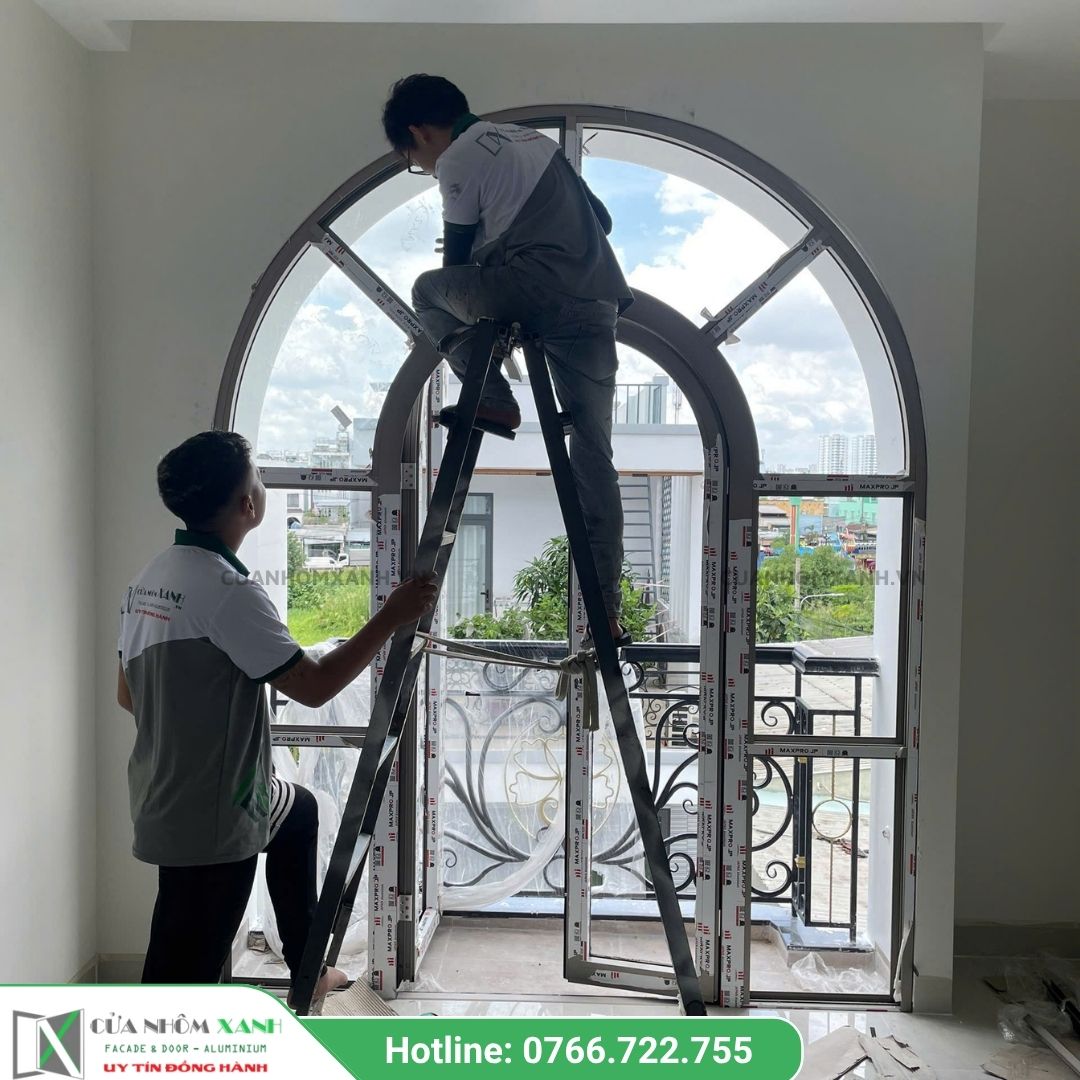 Thợ Cửa Nhôm Xanh lắp khung cửa đi nhôm uốn vòm Maxpro tại công trình