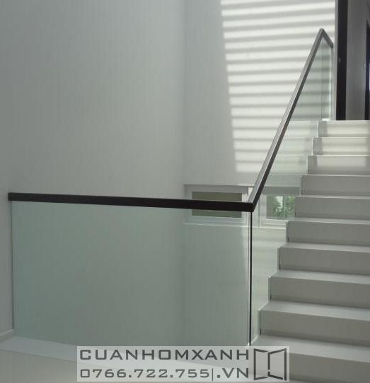 Cầu thang kính cường lực