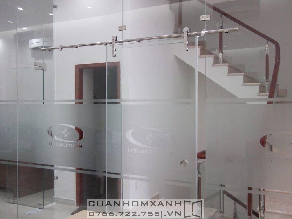 Cửa kính cường lực lùa treo