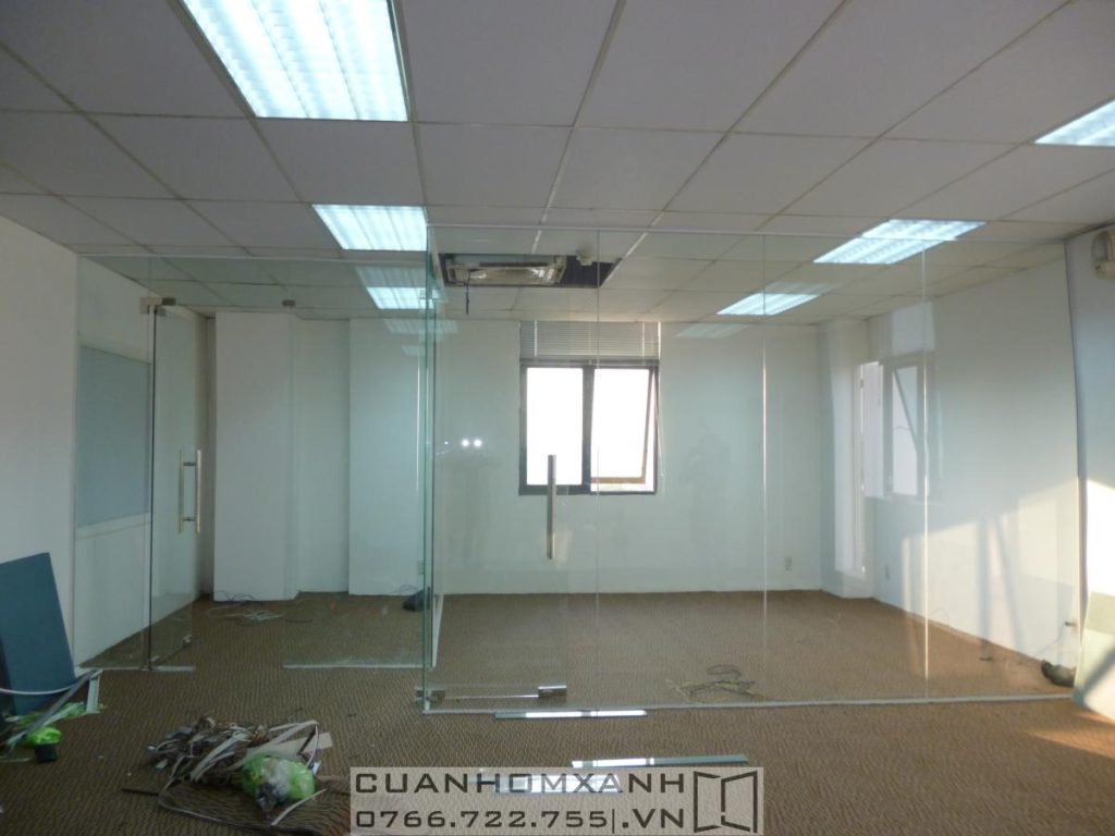 Vách kính cường lực
