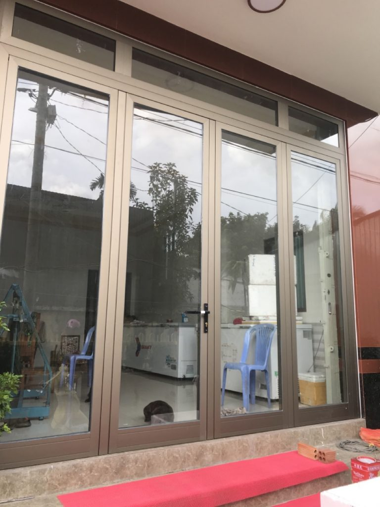 Cửa nhôm Hopo màu vàng kim sa (sâm panh) nhiều cánh