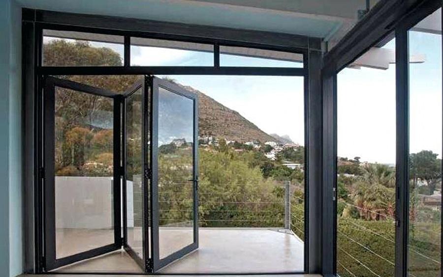 Cửa đi nhôm Hopo mở xếp gấp khung đen nhìn ra ban công