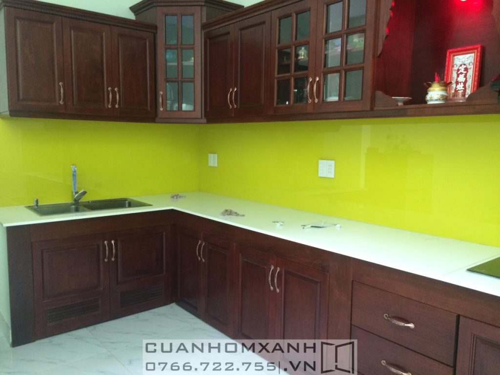 Kính sơn ốp bếp trang trí