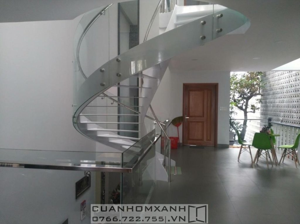 Cầu thang kính cường lực