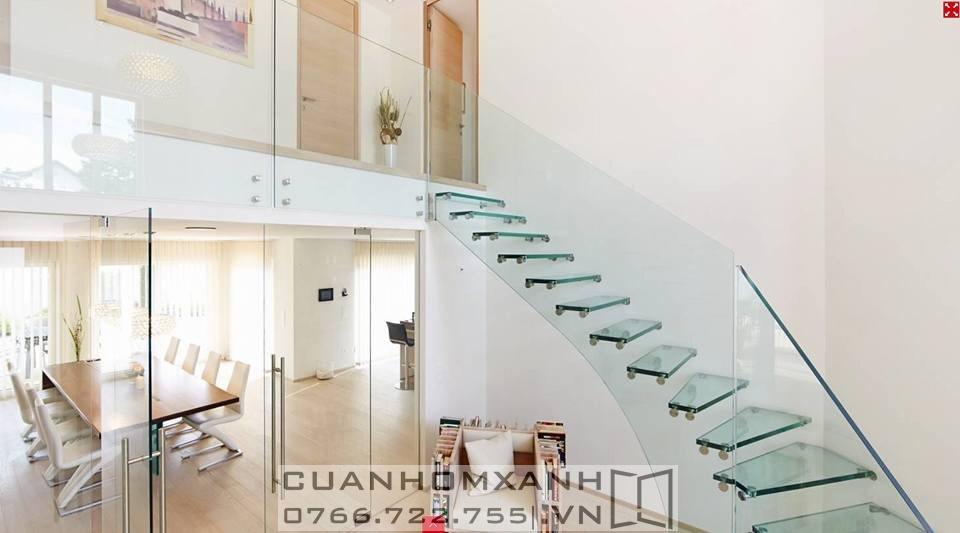 Cầu thang kính cường lực