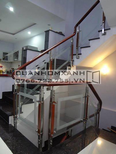 cầu thang kính cường lực trụ gỗ cầu thang kính cường lực trụ gỗ